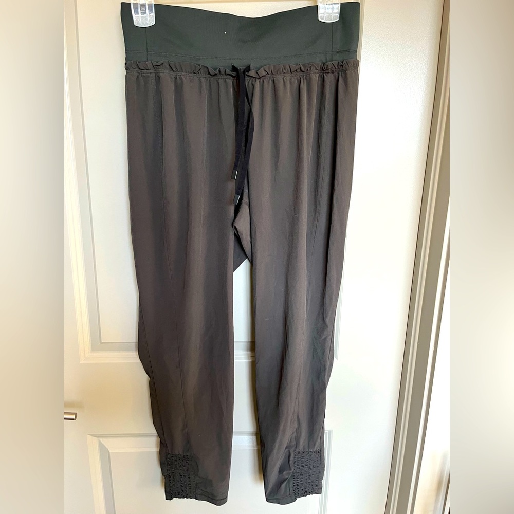 Athleta Spar Pant in Black Olive- Size Medium